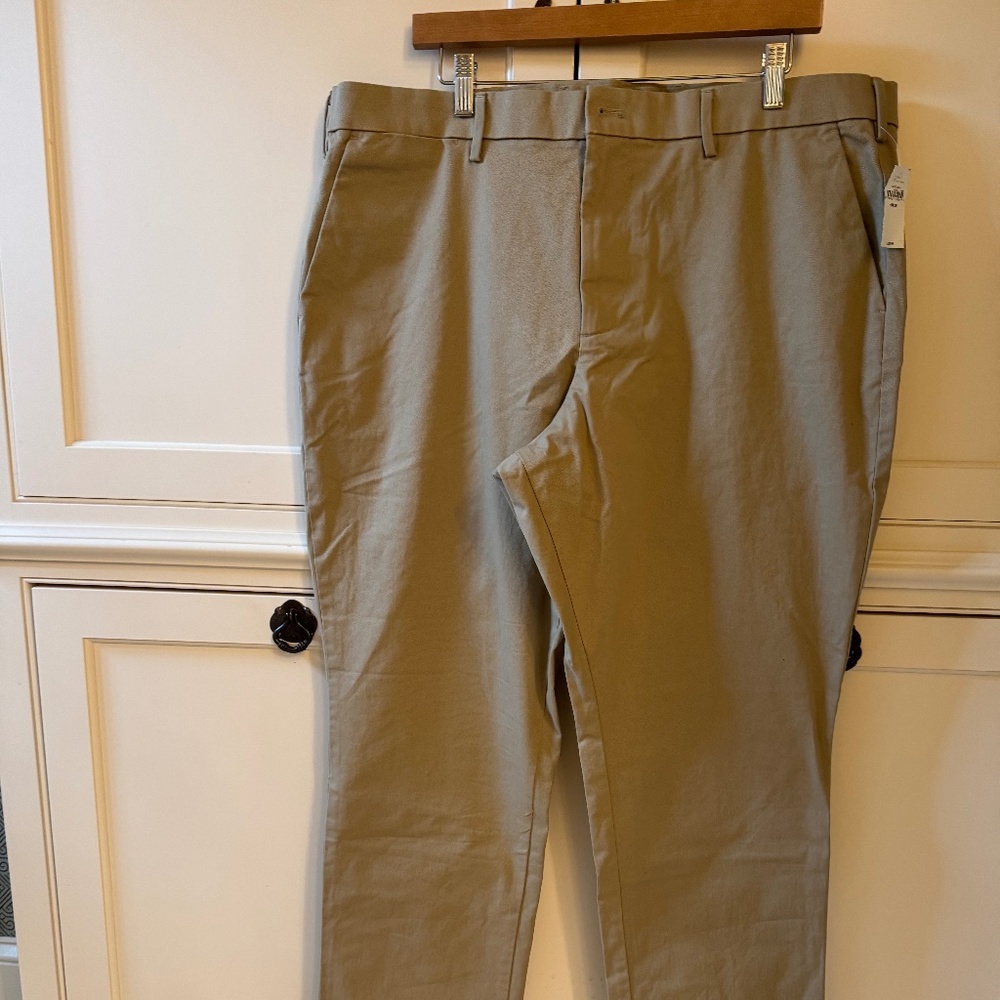 Gap Straight Leg Mens Khakis - 40/30 - NWT